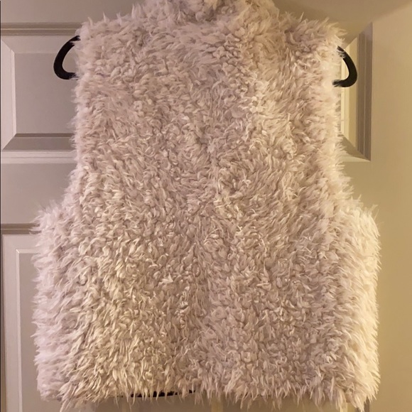 Super soft faux fur zip up vest - Picture 3 of 4